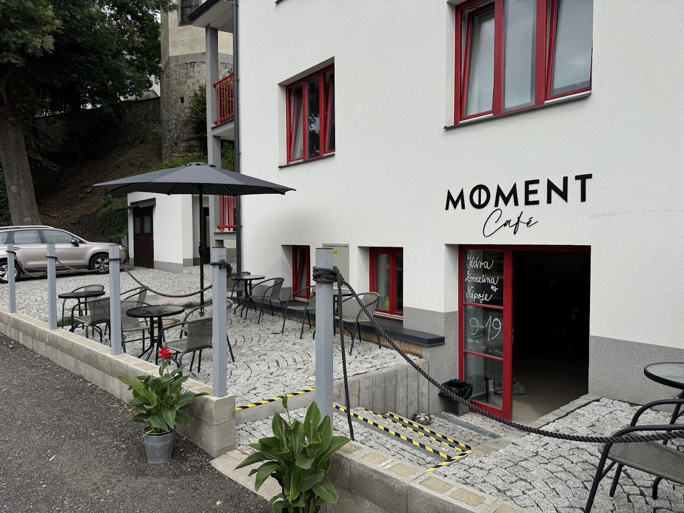 Exteriér Moment Cafe